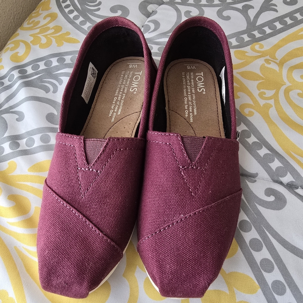 TOMS Women's Burgundy Canvas Slip-On Shoes SIZE 5W